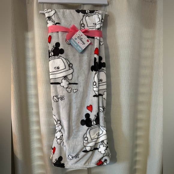 Disney Mickey and Minnie Valentine’s Day Throw Blanket 50x70 NWT - Picture 1 of 3